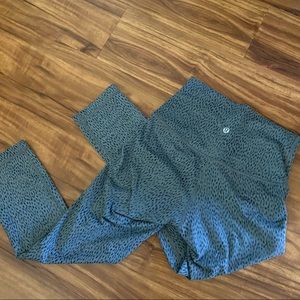 Lululemon gray cheetah print 3/4 length leggings